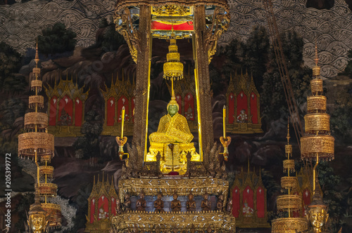 Canvas Print The Emerald green Buddha in Wat Phra Kaew, a temple in the Grand Royal Palace, Bangkok, Thailand