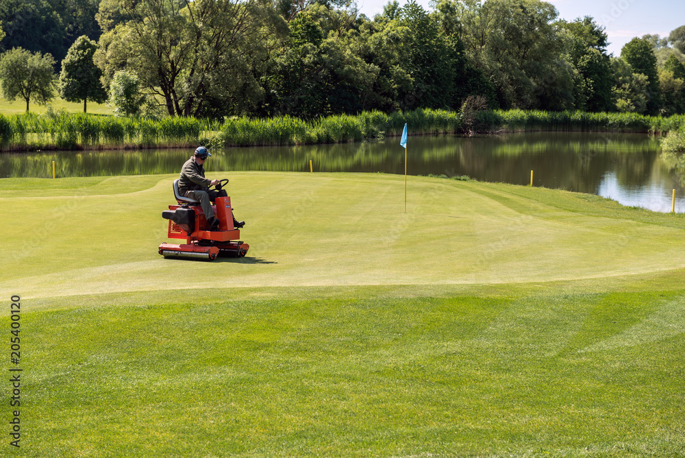 Golfplatz mit Bügelmaschine für Rasen Golfplatz mit Bügelmaschine für Rasen