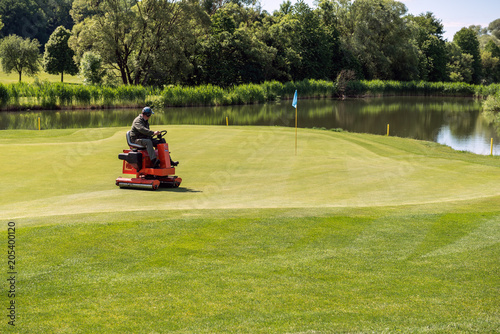 Golfplatz mit Bügelmaschine für Rasen