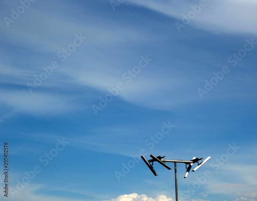 Antenna on blue sky background © piligrim