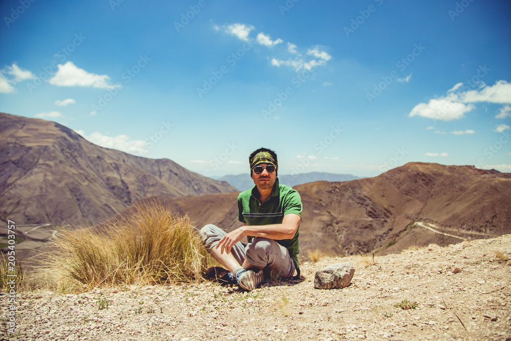 Fototapeta premium Hombre en la montaña