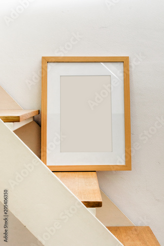 Foto cornice legno passepartout su scala mockup