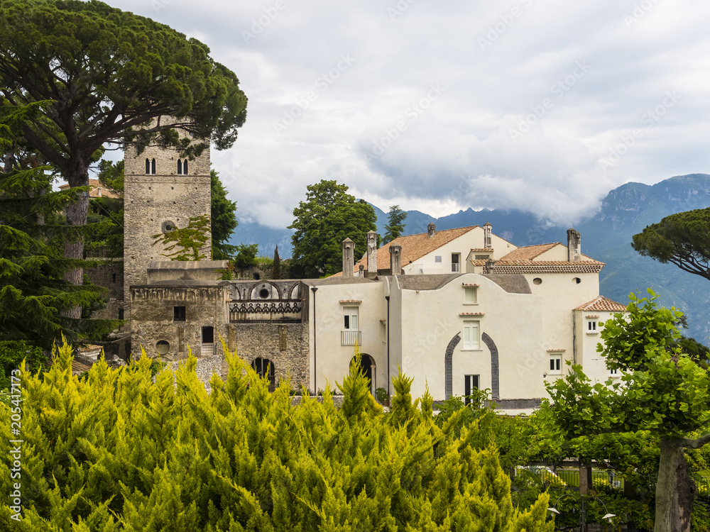Ausblick auf die Altstadt mit Dom S. Pantaleon und Himmelfahrt Marien,Ravello, Provinz Salerno, Halbinsel von Sorrent, Amalfiküste, Kampanien, Italien