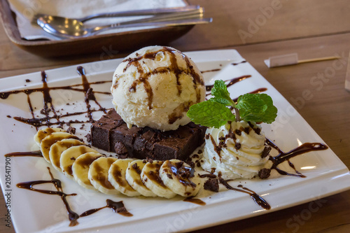 ice cream vanila and chocolate souce banana dessert
