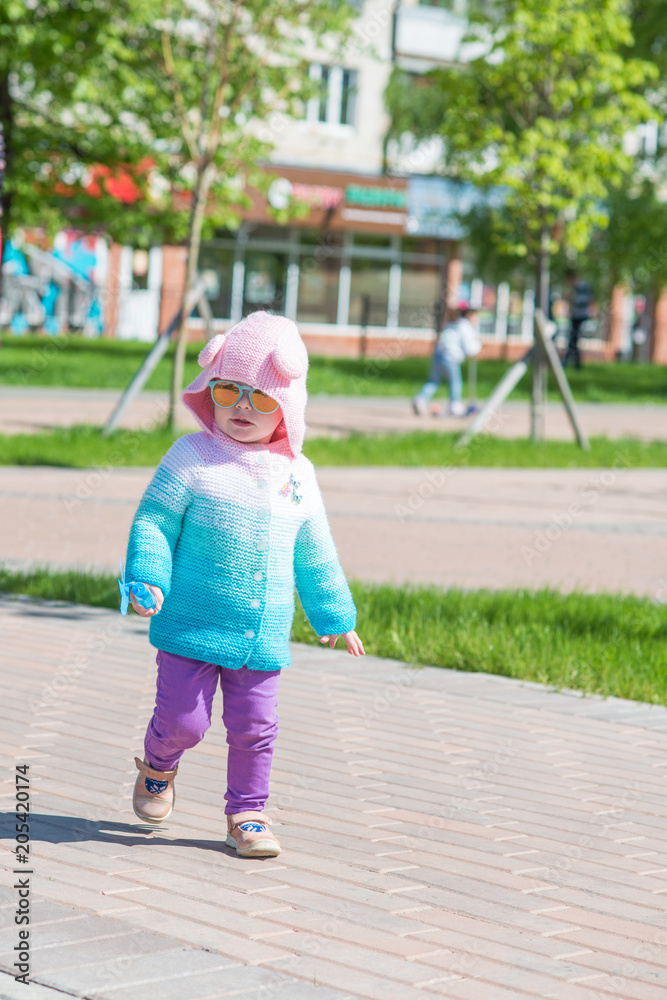 Fototapeta premium the child is walking in sunglasses