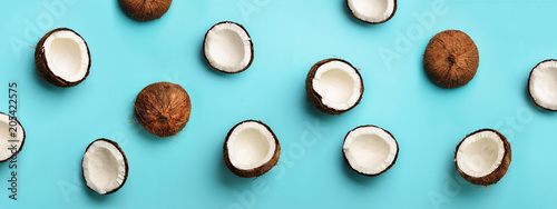 Fotografia Pattern with ripe coconuts on blue background