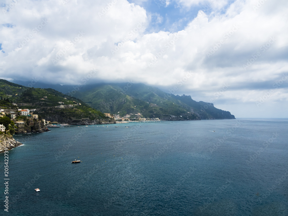 Steilküste bei  Località Ausblick auf Maiori, Region Amalfi, Halbinsel von Sorrent, Amalfiküste, Kampanien, Italien