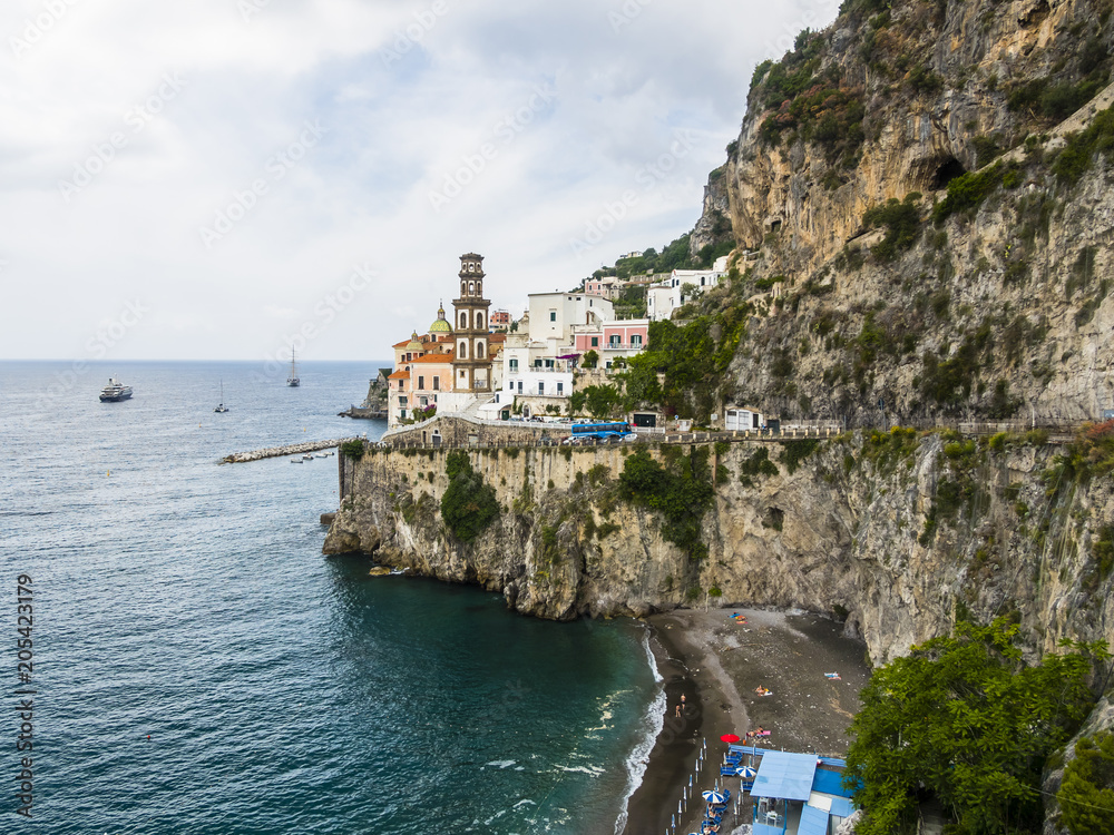 Steilküste bei Atrani, Region Amalfi, Halbinsel von Sorrent, Amalfiküste, Kampanien, Italien