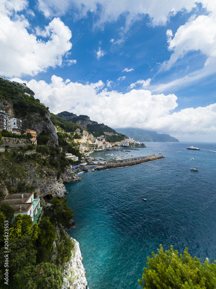 Ausblick auf Amalfi, Region Amalfi, Halbinsel von Sorrent, Amalfiküste, Kampanien, Italien