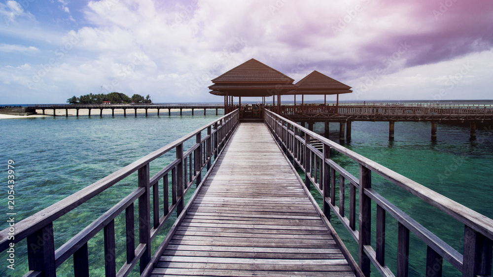 Obraz premium Wooden Beach Dock or Wooden Pier at Beautiful Tropical Beach