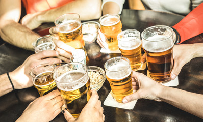 Fotobehang Kroeg Vrienden proosten in vintage brouwerij  © Mirko Vitali