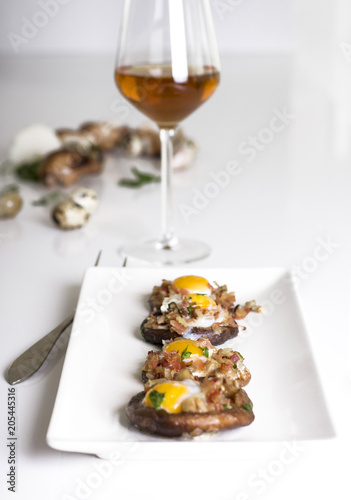 Huevos de codorniz con champiñones y vino