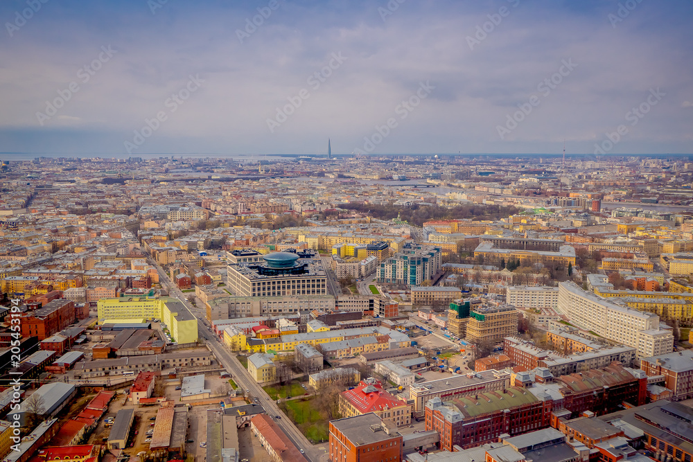 Obraz premium Above view of buildings at historical center of Saint Petersburg in summer day, buildings and industrial zone at the horizon with a city landscape