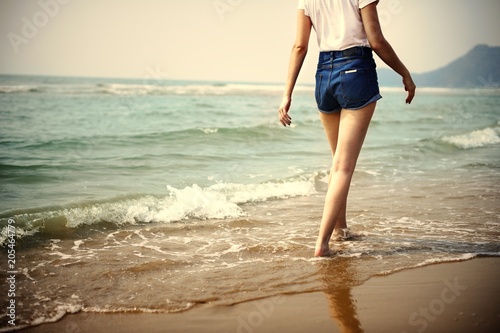 Woman walking by the shore © Rawpixel.com