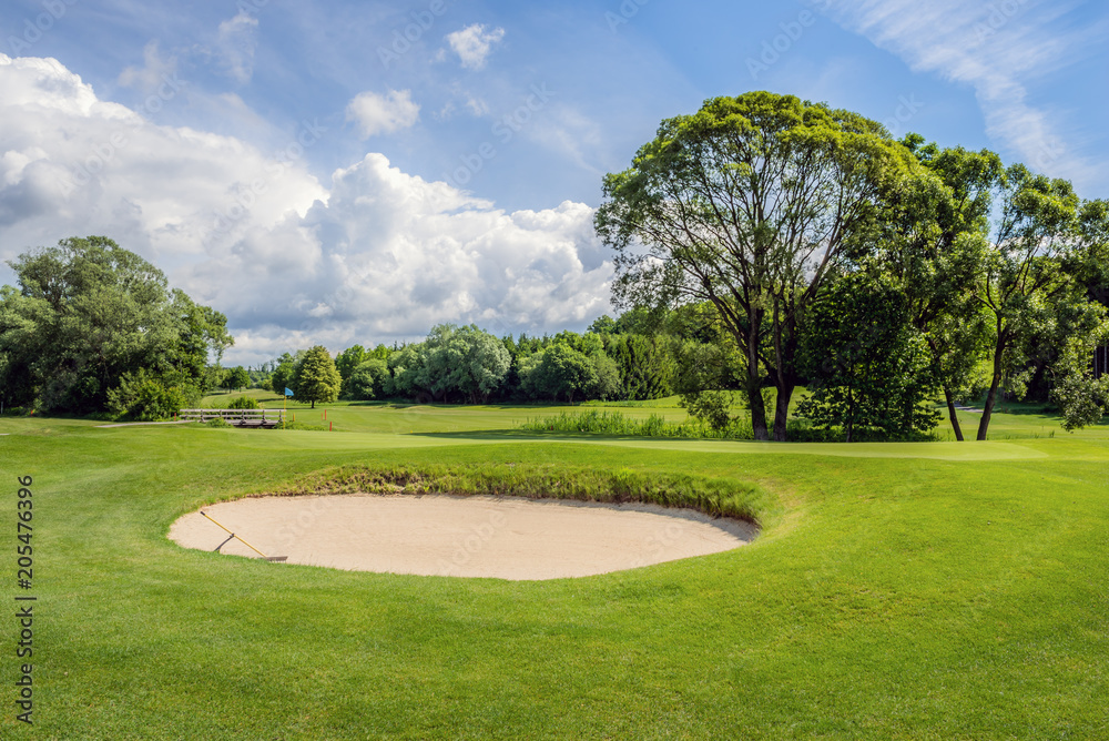 Runder Sandbunker am Golfplatz