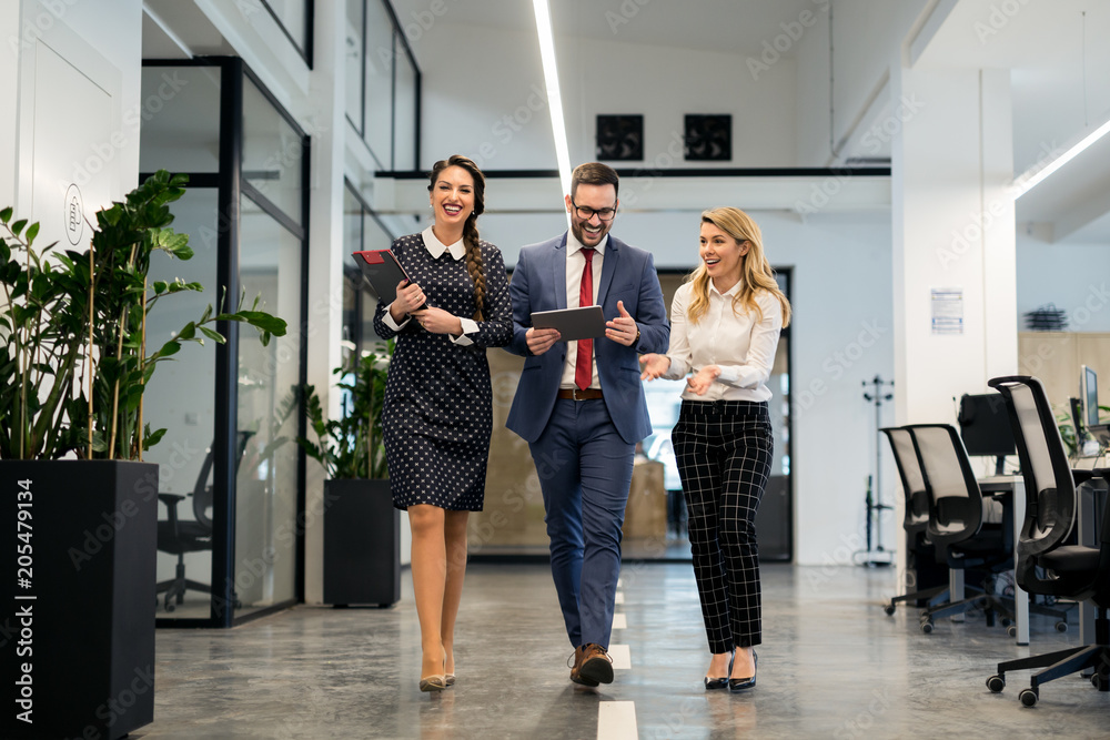 Naklejka premium Business partners walking down in office building and discussing work