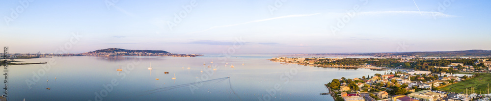 Vue aérienne de l'étang de Thau et Sète depuis Balaruc les Bains en Occitanie, France
