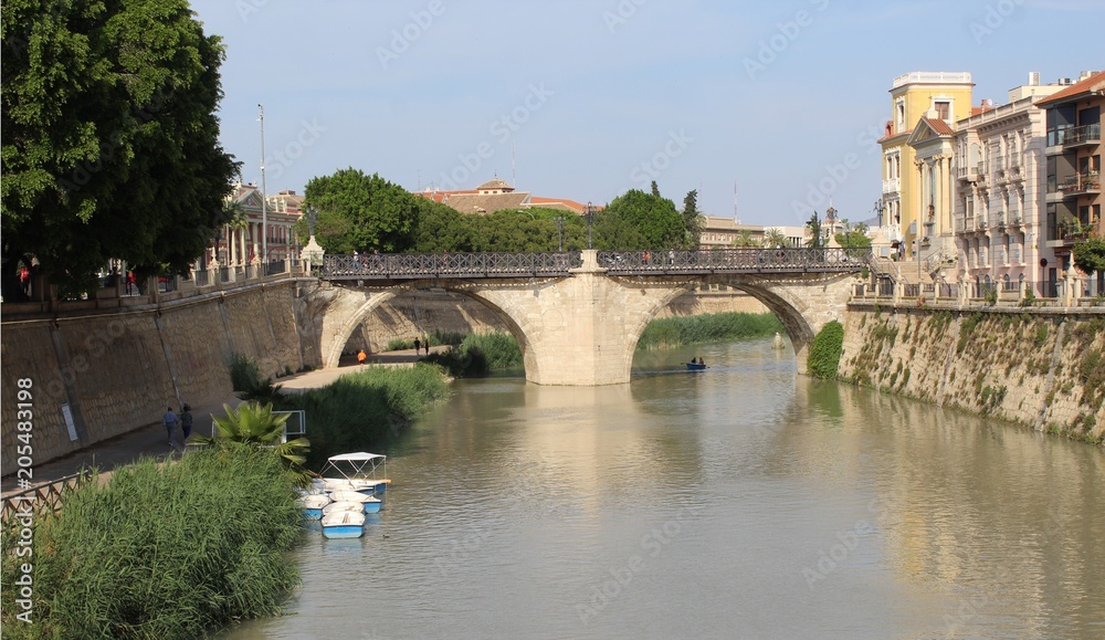 Puente con barcas