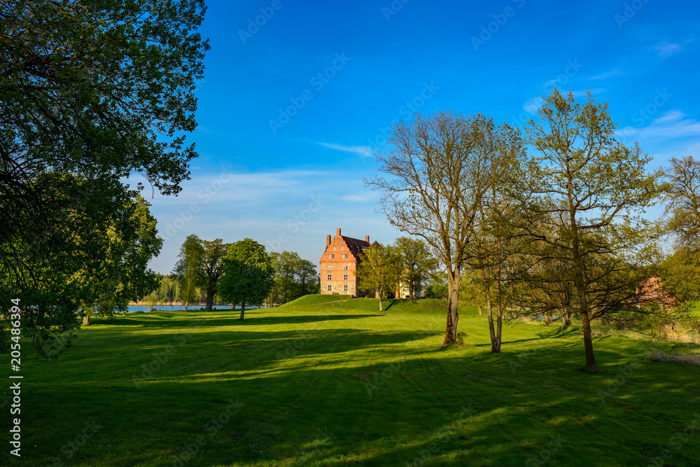 Park und Schloss Ulrichshusen, eines der bedeutensten Renaissancebauten Mecklenburgs, im Abendlicht (Blick von Westen)