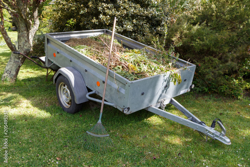Remorque remplie de déchets de jardin