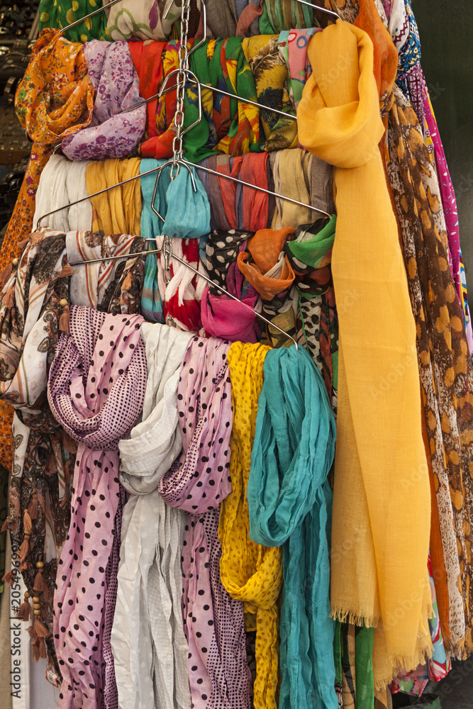 foulards de algodón con lunares y otros estampados.