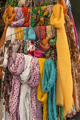foulards de algodón con lunares y otros estampados.