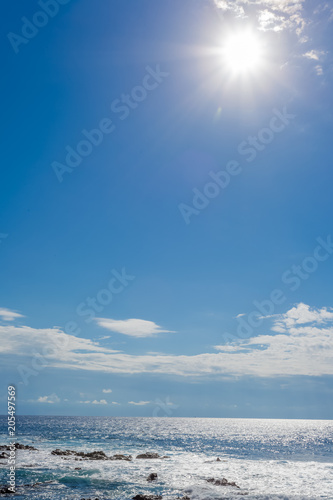 soleil sur fond de ciel bleu 