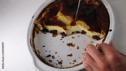 couper une part de gâteau aux pruneaux dans un plat photo