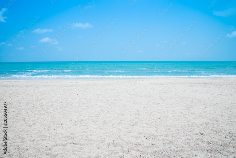 Beautiful tropical beach with blue sky sunny day - Summer breeze travel holiday