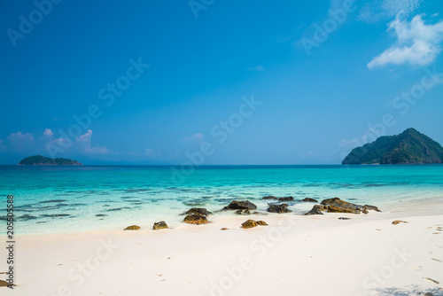 Beautiful tropical island white sand beach blue sky sunny day - Summer breeze holiday © pla2na