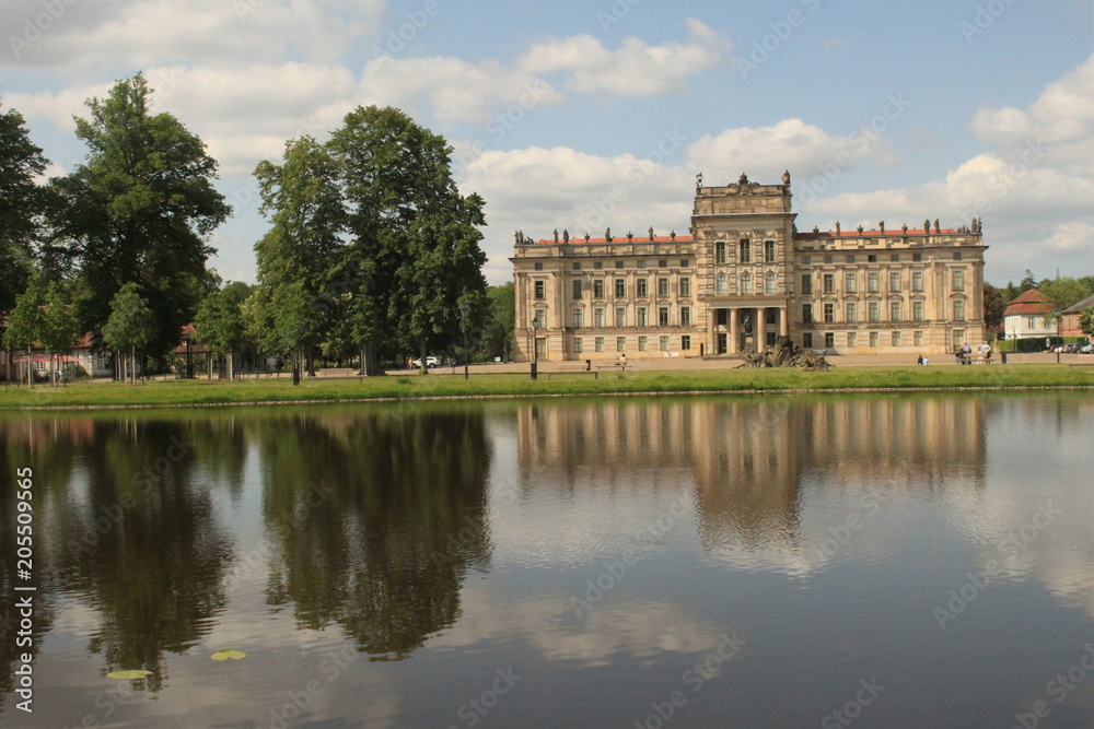 Blick über das Bassin auf Schloss Ludwigslust in Mecklenburg