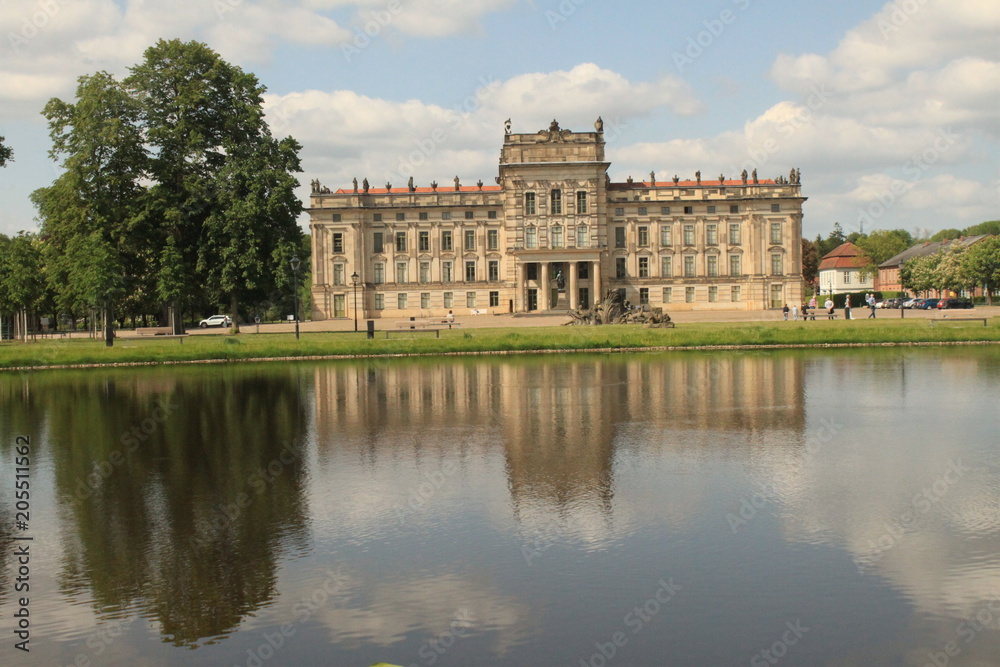 Schloss Ludwigslust in Mecklenburg (Blick über das Bassin auf die Stadtfassade