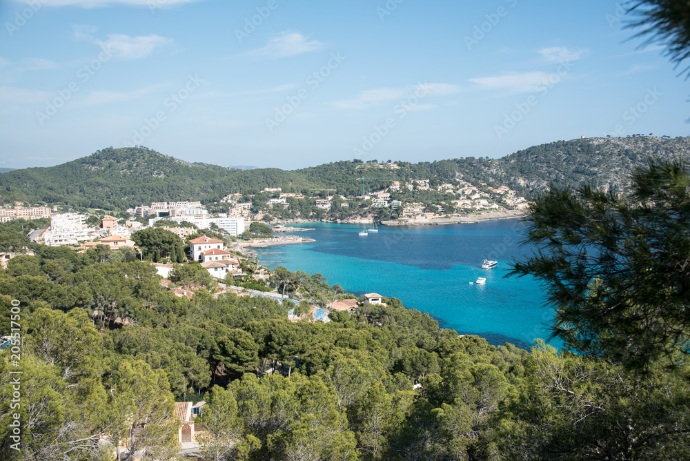 Fototapeta premium Mallorca Bucht Camp de Mar im Mai