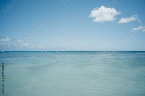 The deep blue sky and sea of ​​Hawaii © gumichan