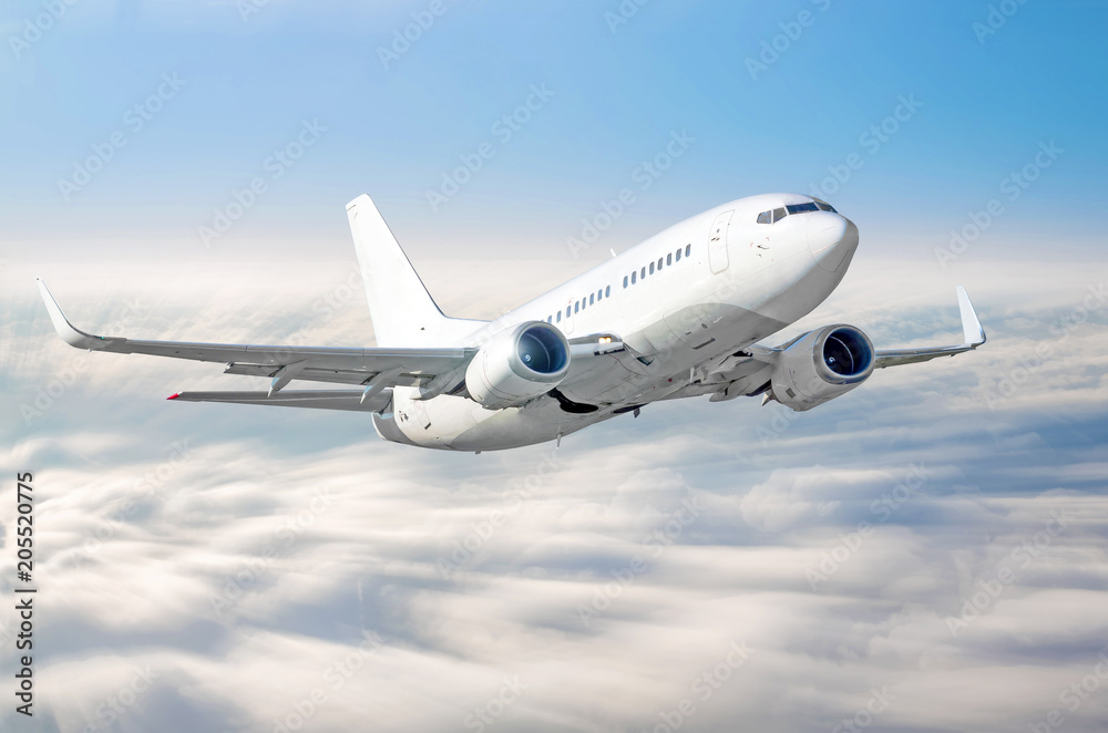 Fototapeta premium Wznoszenie samolotu nabiera wysokości z prędkością w rozmycie ruchu nad niebem chmury wysokości lotu podróży.
