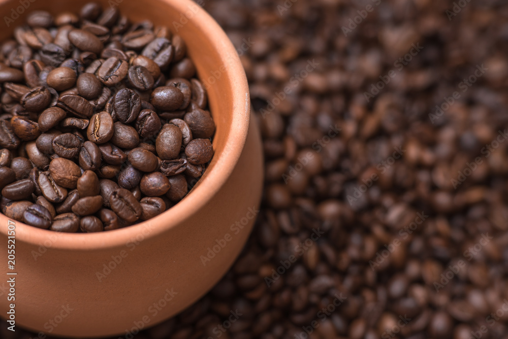 Fototapeta premium Clay pot filled with coffe beans. Horizontal view