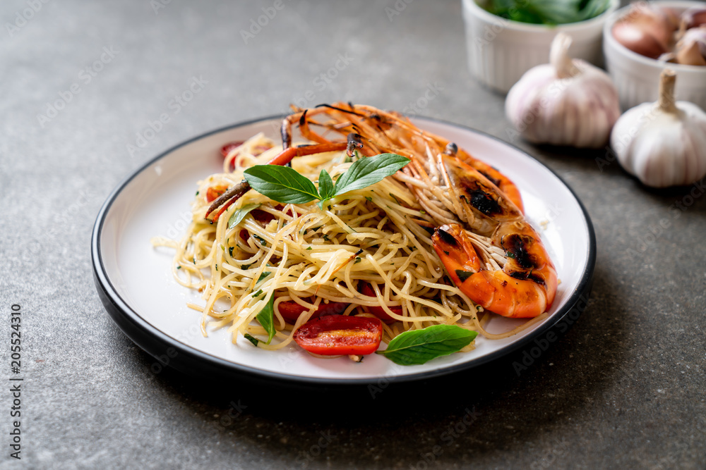 stir-fried spaghetti with grilled shrimps and tomatoes stir-fried spaghetti with grilled shrimps and tomatoes