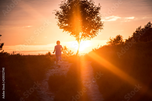 Junge im Sonnenuntergang