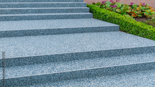 Fototapeta Nowoczesne zewnętrzne schody z kamienną wykładziną dywanową - Nowoczesne zewnętrzne schody z powłoką z kamiennego dywanu