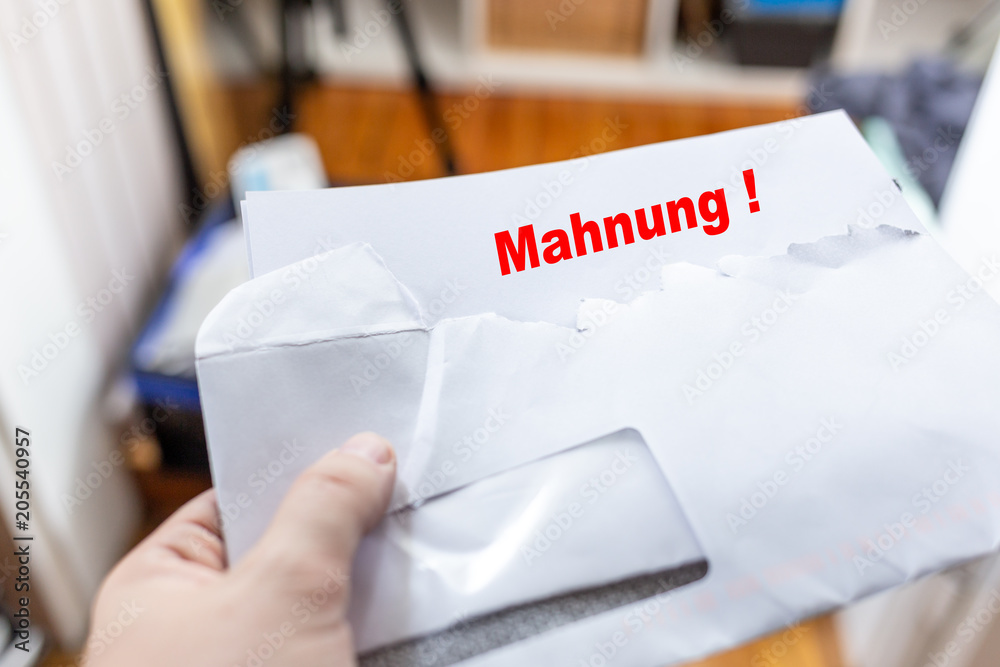 Brief mit Briefumschlag darin eine Mahnung Brief mit Briefumschlag darin eine Mahnung
