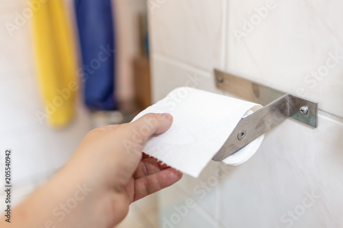 Griff nach dem Toilettenpapier