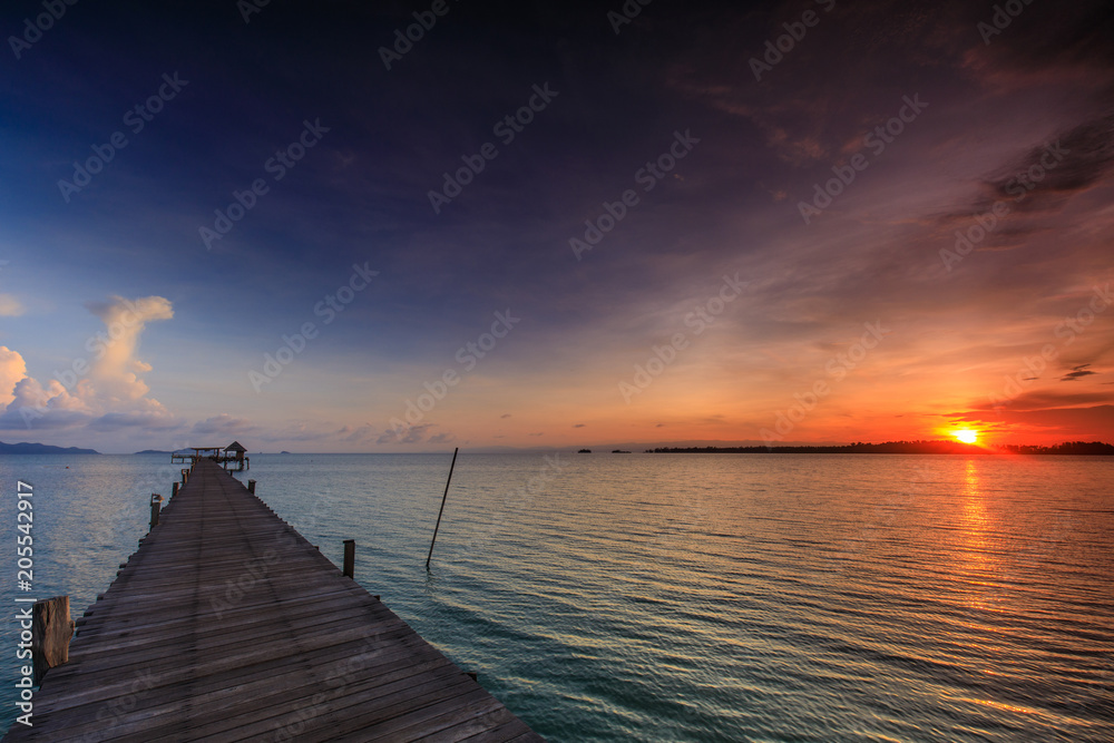 Obraz premium Colorful sunset on the bridge of dream at Koh Mak island, Trat province, Thailand.