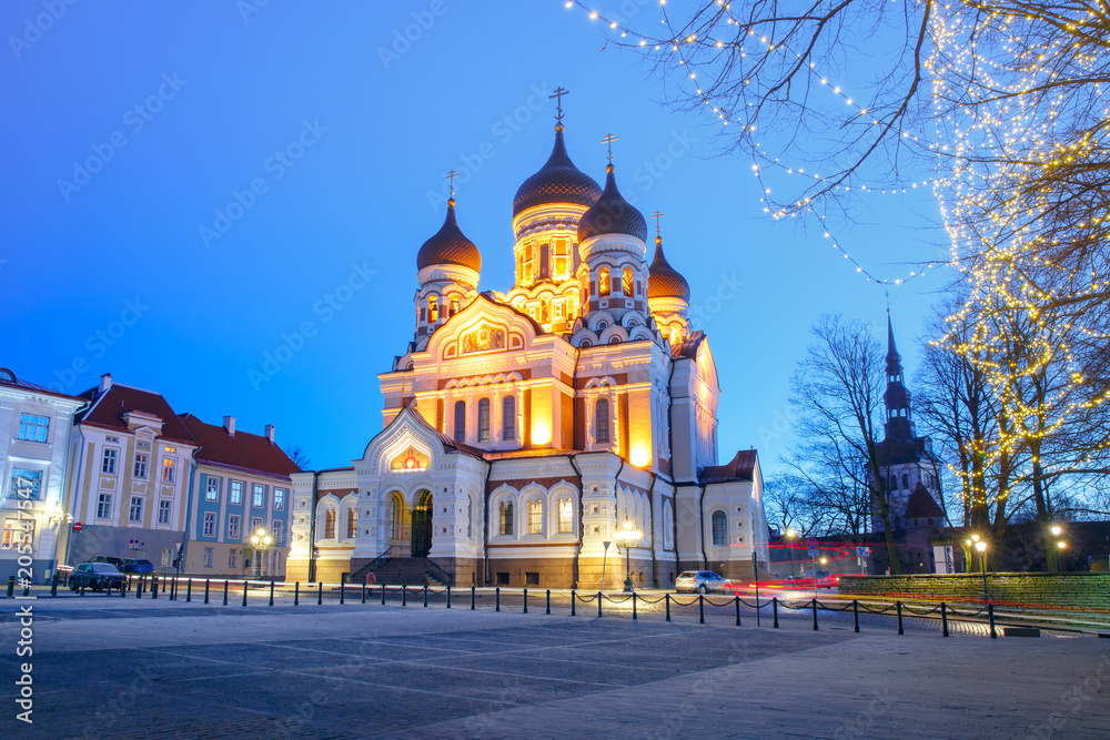 Fototapeta premium Russian Orthodox Alexander Nevsky Cathedral and Christmass illuminated at night, Tallinn, Estonia