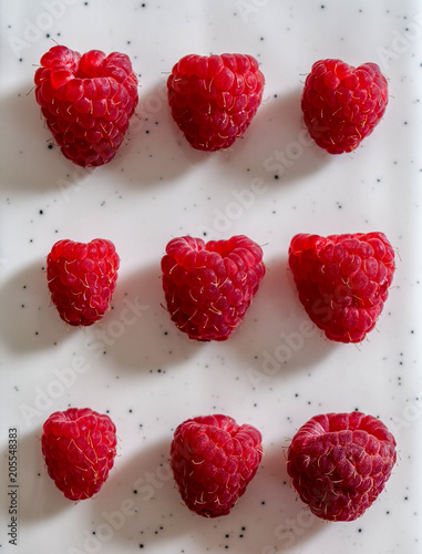   45/5000 Red raspberries, arranged in an organized structure on a white tray