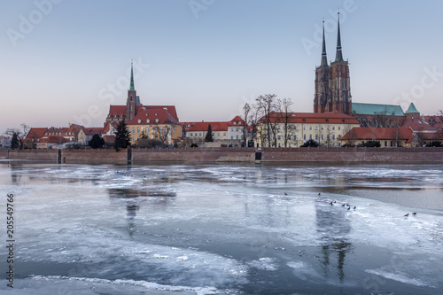 Zimowy wieczór nad skutą lodem Odrą, widok na Ostrów Tumski - Wrocław, Polska