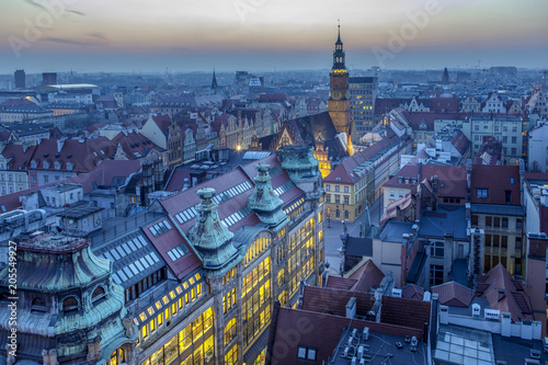 Wieczorowy widok na wrocławski rynek oraz okoliczne miejskie kamienice - Wrocław, Polska photo
