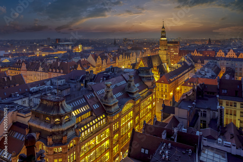 Wrocław Rynek - wieczorowy widok na rynek miejski oraz przepiękne niebo po zachodzie słońca