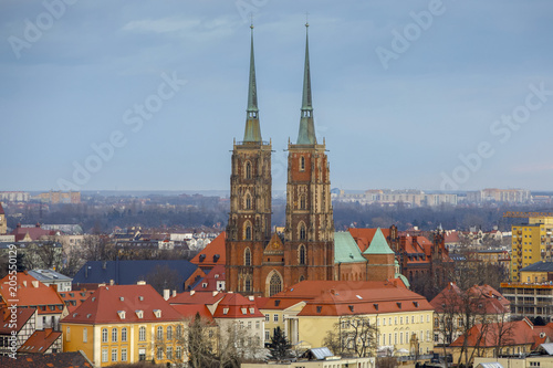 Miejski widok na katedrę św. Jana Chrzciciela we Wrocławiu oraz okoliczne zabudowania