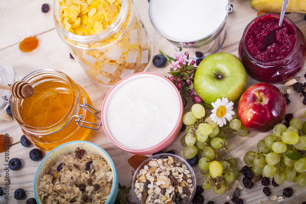 Fototapeta premium Śniadanie mleczne lub jogurt z musli i płatkami i owocami