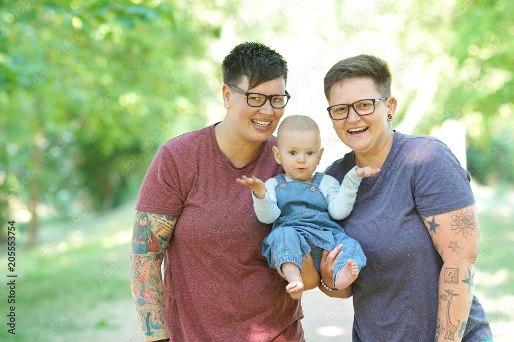 lesbisches Elternpaar mit ihrem Baby lesbisches Elternpaar mit ihrem Baby